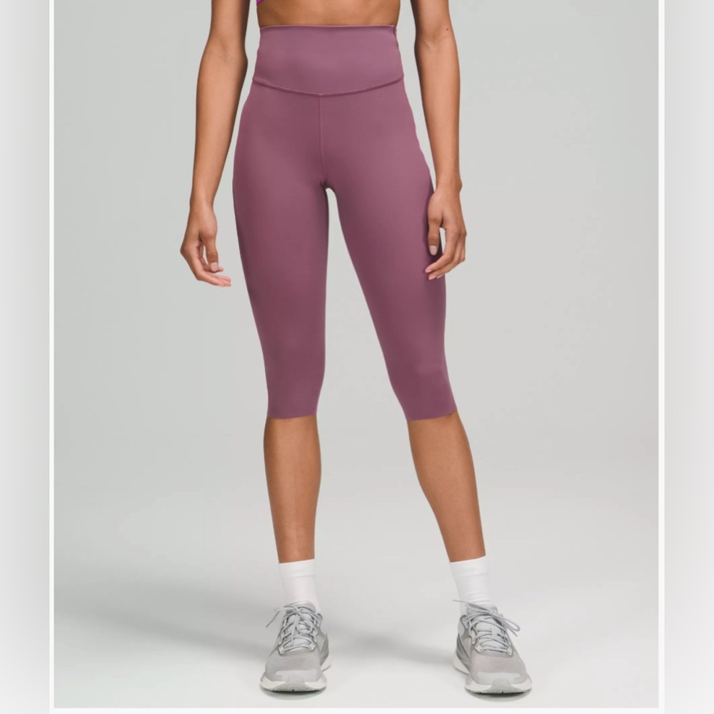 Lululemon cropped legging Sz 4
BASE PACE HIGH-RISE CROP 17"